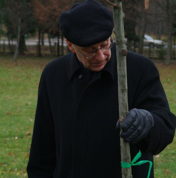 Prof. V. Sirvydis su savo vardo ąžuoliuku